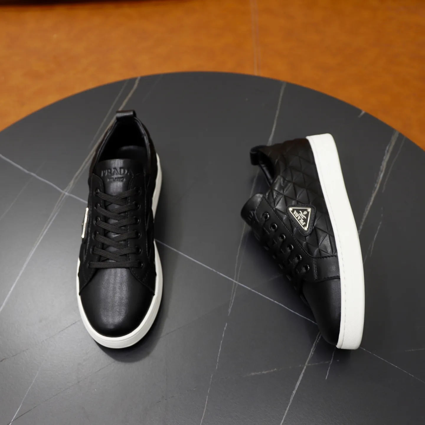 Ex-factory price: 420💰🙅‍♂️🙅‍♂️🙅‍♂️ Brand: PRADA Standard code: 38-44 (45 customized) Grade: Same as the official website Material: Original leather splicing Comfortable and breathable sheepskin lining Original wear-resistant outsole Style category: Men's fashion casual shoes Running sports shoes Distinguished luxury brand elements Top luxury Color: actual picture color